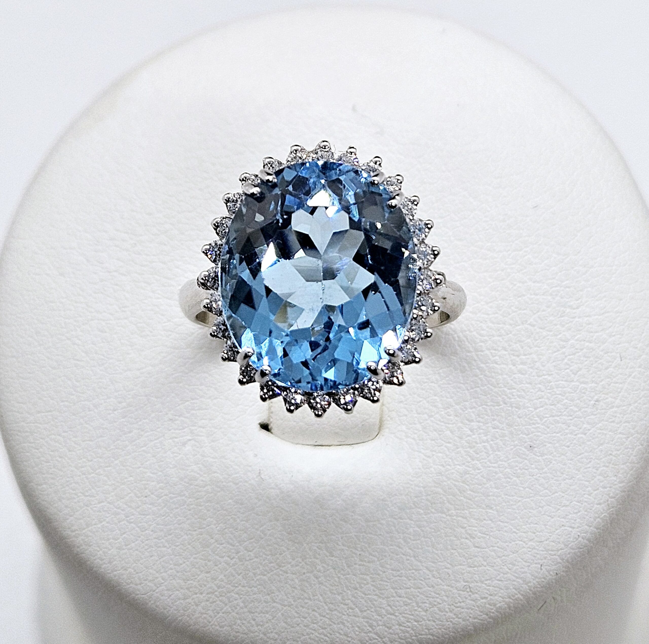Anello Topazio Azzurro e Diamanti