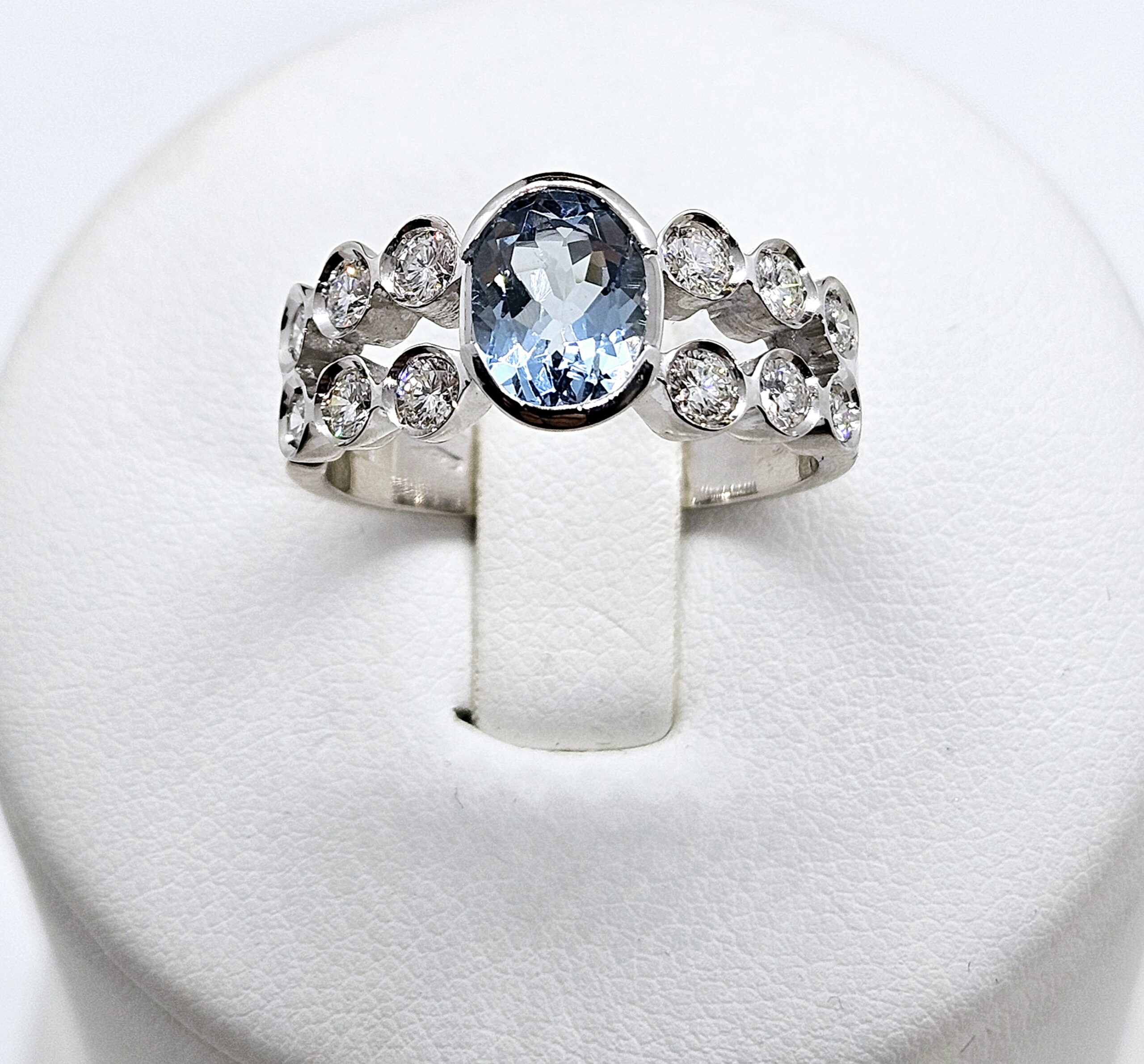 Anello con Acquamarina e Diamanti