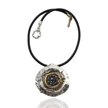 Collana sasso nello stagno