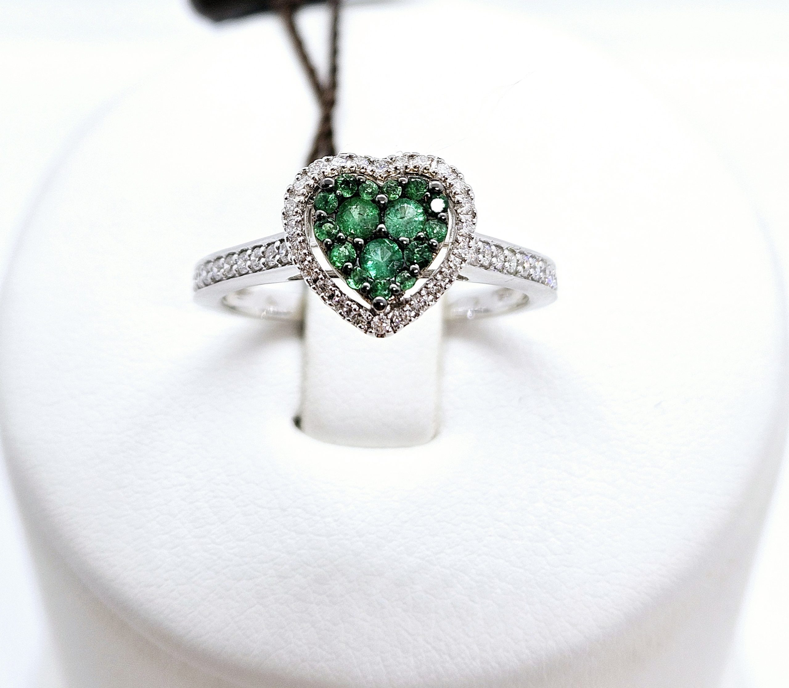 Anello cuore di smeraldi