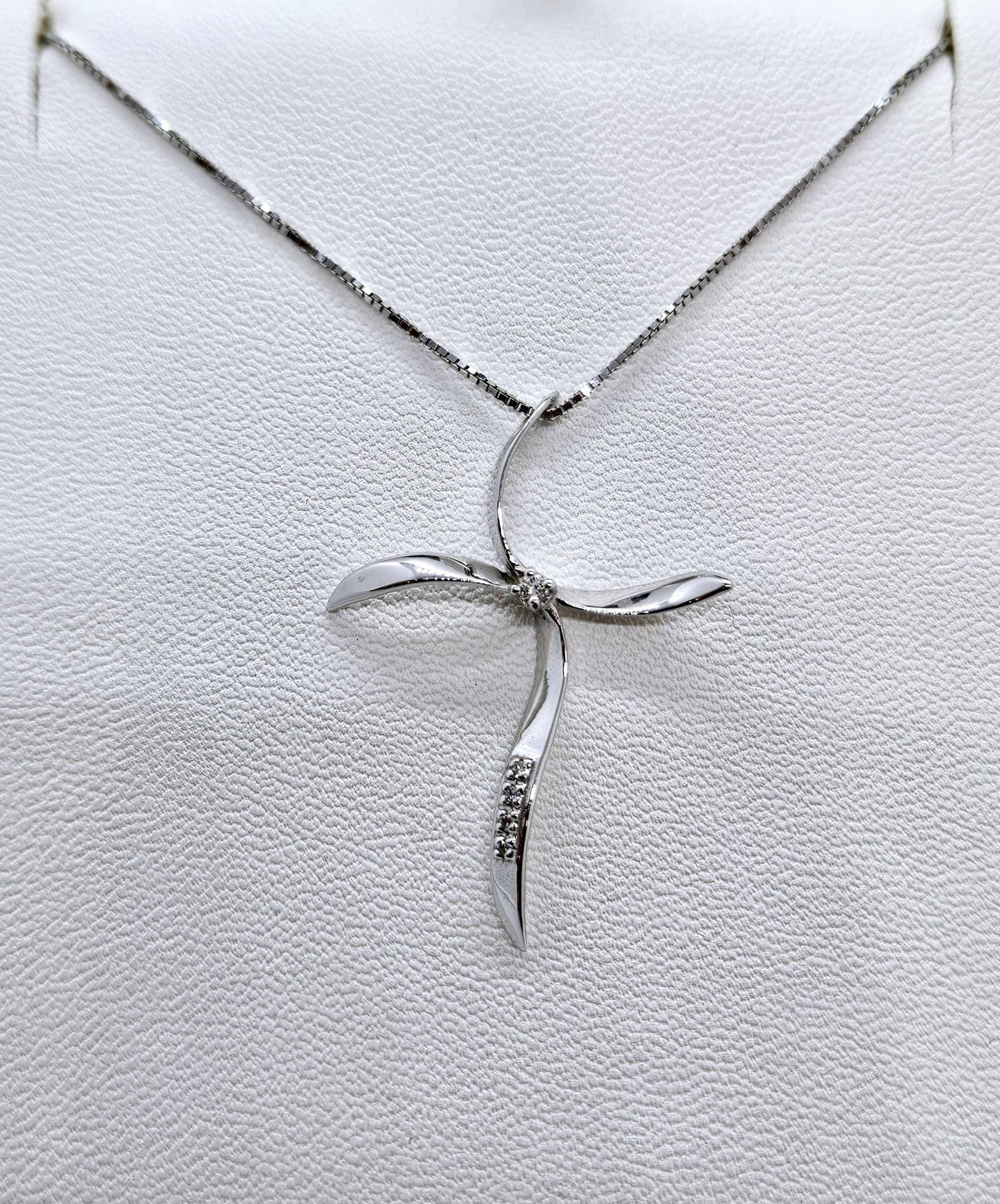 Croce in oro bianco 18kt con Diamanti