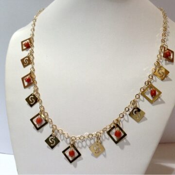 Collana in oro giallo con corallo