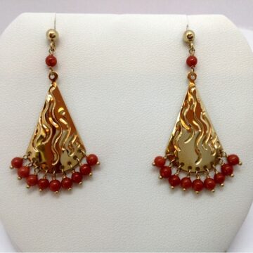 Orecchini in oro giallo e corallo rosso