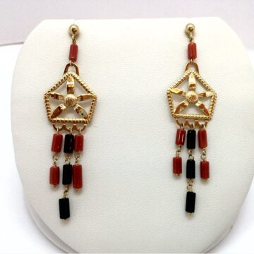 Orecchini in oro giallo con corallo ed onice